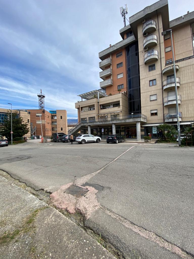 WhatsApp Image 2022-02-04 at 17.05.14 (3) Locali Commerciali diverse metrature – Via Romualdo Montagna Cosenza
