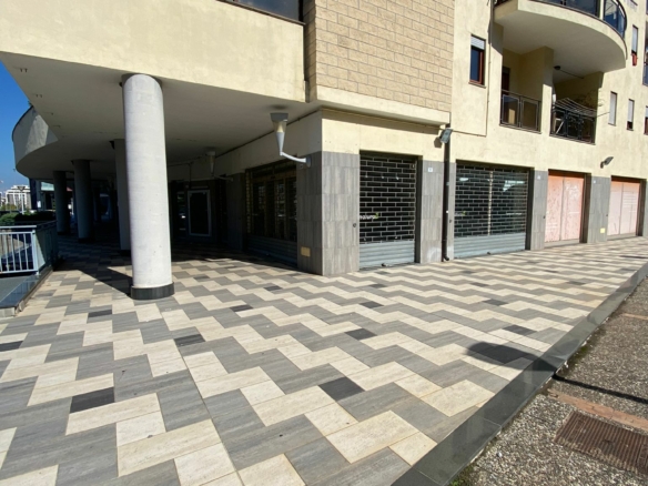 Locale commerciale su Viale G. Mancini – 220mq