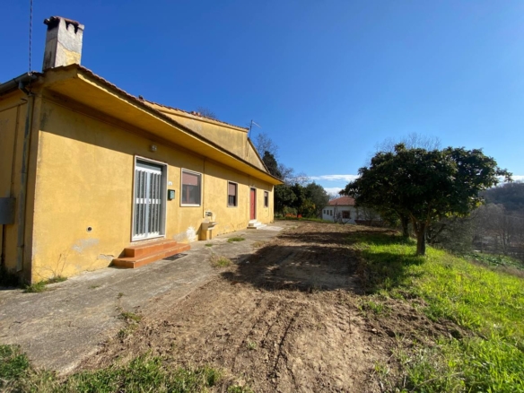 Casa Indipendente con Terreno in Vendita – Contrada Vallone